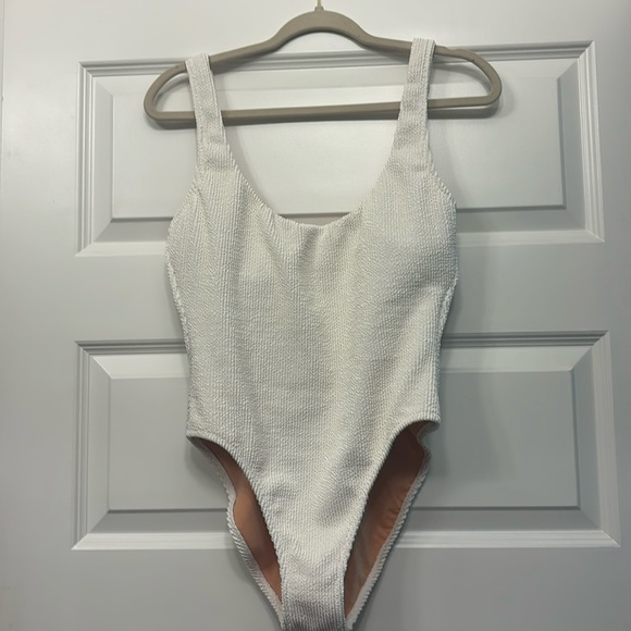 White one piece - Picture 1 of 3